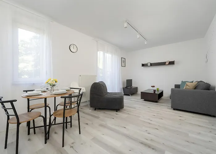 Białowieska Z Aneksem Kuchennym I Balkonem By Renters Apartament