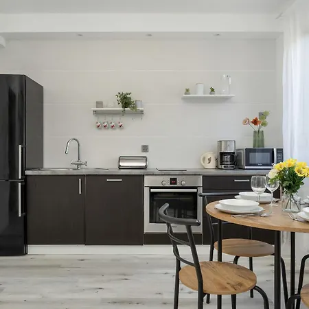 Bialowieska Z Aneksem Kuchennym I Balkonem By Renters Breslau